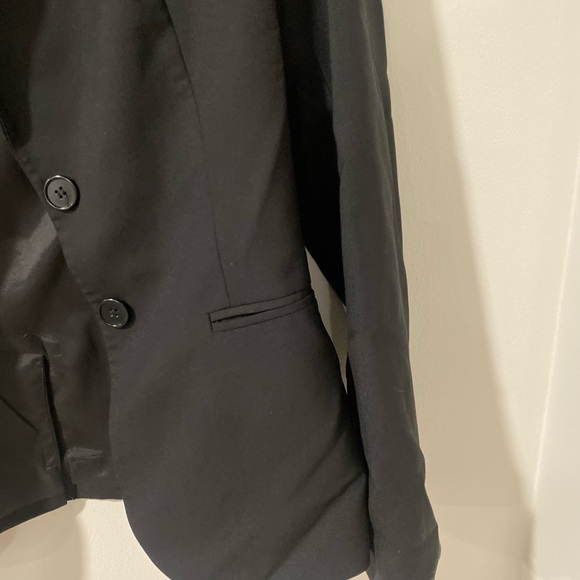 High quality black blazer. Size medium - Picture 3 of 3